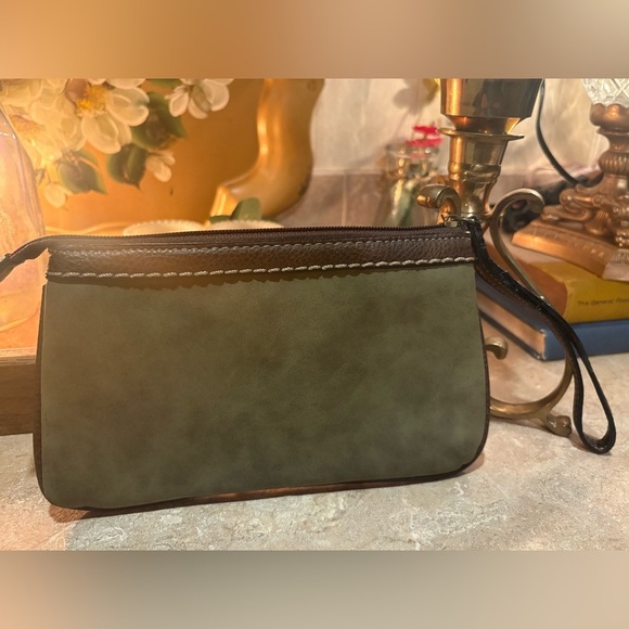 B. O. C. Clover hill crossbody bag and wristlet. - Picture 13 of 16